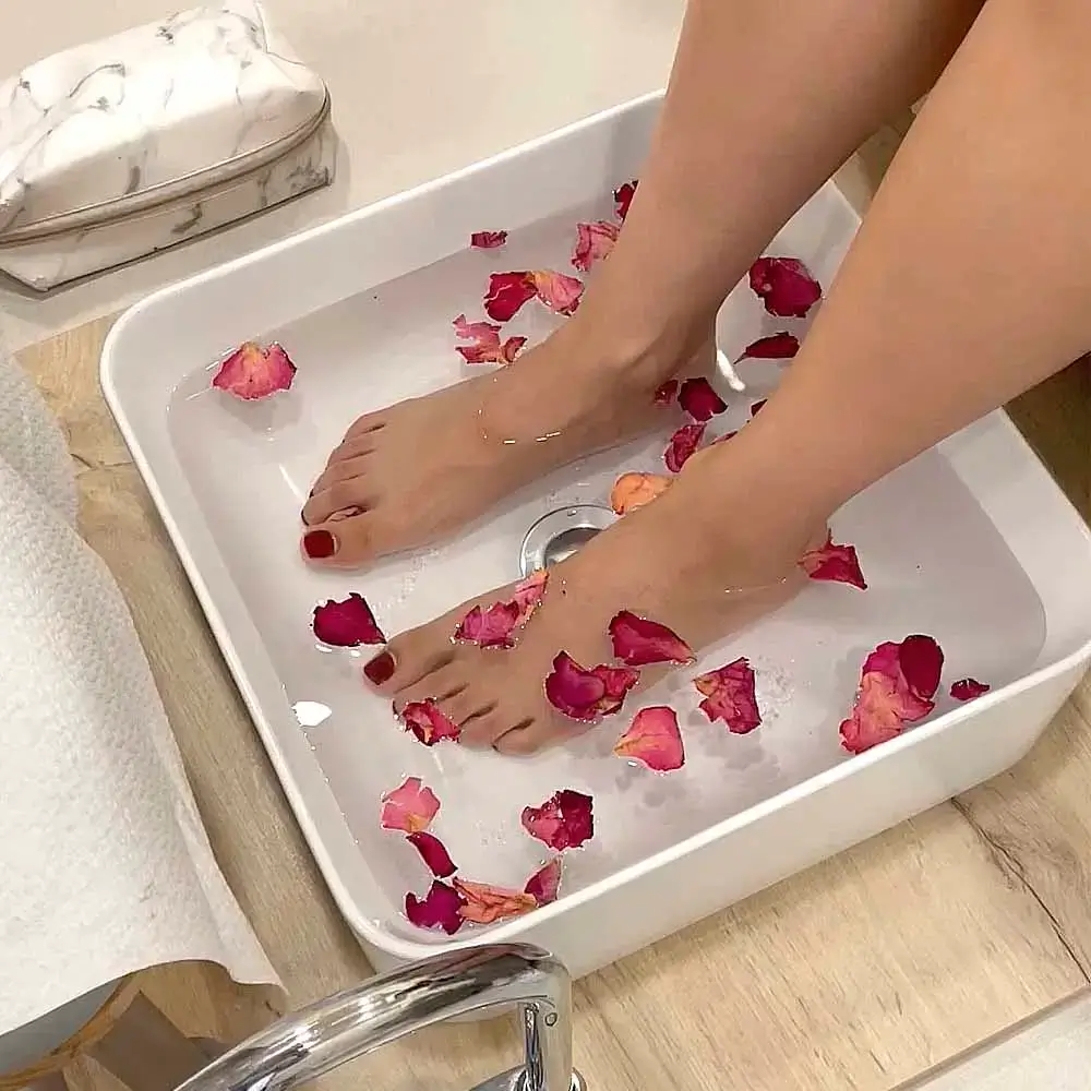 Chica disfrutando de la Pedicura Blum Spa